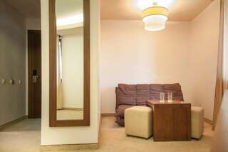 Отель Hotel Yesterday Бухарест Представительский двухместный номер с 1 кроватью-9